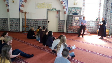 Projektgruppe des Zeppelin- Gymnasium besucht DITIB-Moschee am Lehmberg