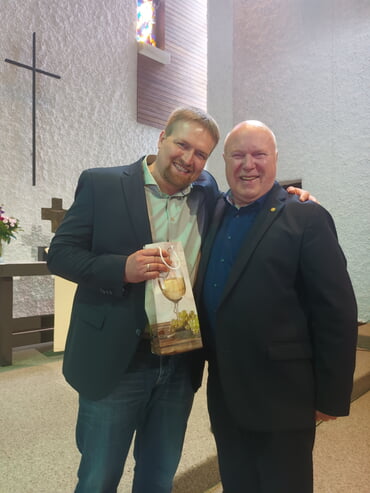 Klaus Salscheider (r.), 41 Jahren im Dienst der Evangelischen Kirche, gab den „Staffelstab“ an seinen Nachfolger Johannes Seidel weiter (Foto: EKKLP)