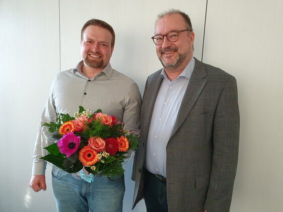 Superintendent Christof Grote (l.) begrüßt Johannes Seidel am ersten Arbeitstag im Haus der Evangelischen Kirche in Lüdenscheid (Foto: EKKLP)