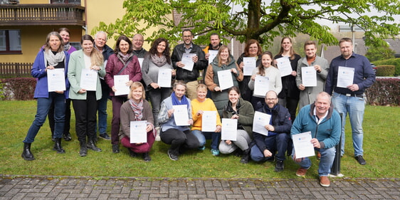 Die Zertifizierung der Jugendreferenten und Gemeindepädagogen im Ev. Kirchenkreis Lüdenscheid-Plettenberg ist geschafft. Sie agieren nun als „Profis vor Ort“, ermitteln den Bedarf der zu Schulenden, machen Termine und geben dann ihr Wissen an die Ehrenamtler weiter (Foto: Kannenberg)