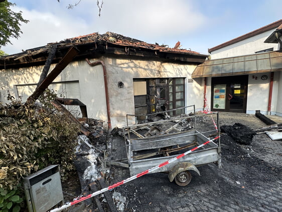 Das Feuer zerstörte einen Teil des Gebäudes. Die anderen Räumlichkeiten und das Inventar haben unter dem Rauch und den Mengen an Löschwasser gelitten. Ob das Audrey’s damit langfristig noch weitergenutzt werden kann, ist derzeit völlig offen (Foto: EKKLP)